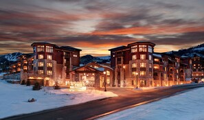Sunrise Lodge Night