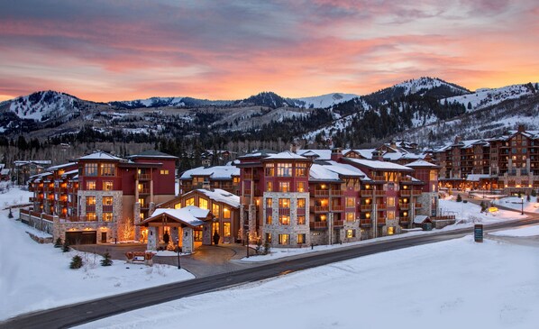 Sunrise Lodge Wide Exterior