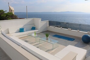 Entertaining Area with luxurius seating for 12 people and amazing views!