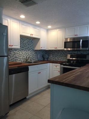 Beautifully decorated and updated, fully equipped kitchen