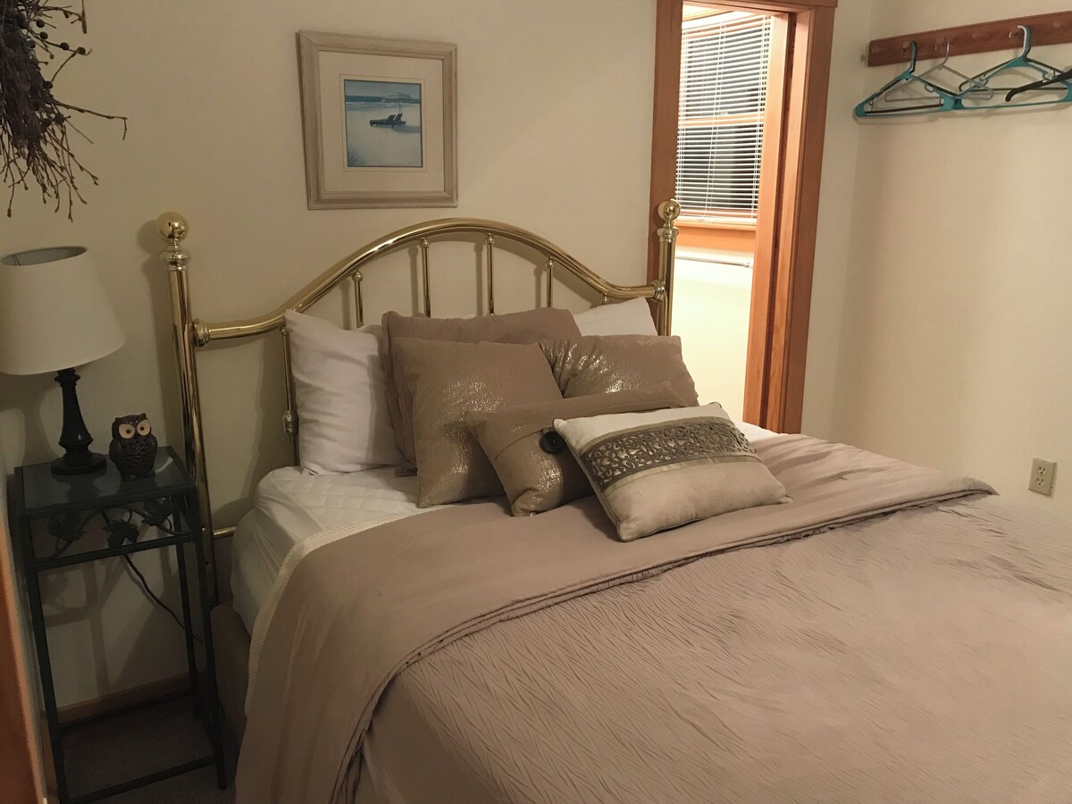 Rare NH Family Reunion Lakefront Cottages – Sleeps up to 52!