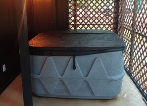 PRIVATE HOT TUB