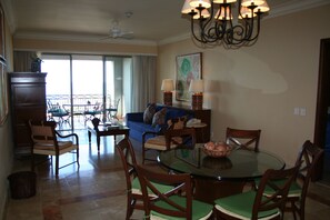 LIVING ROOM WITH QUEEN SIZE SOFA SLEEPER