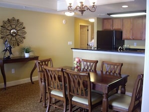 Kitchen & dining area