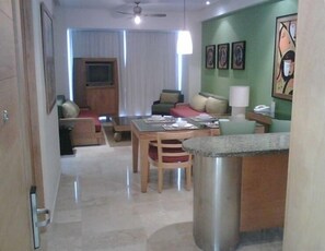 Living room, dining room and island of kitchen - Grand Mayan Acapulco