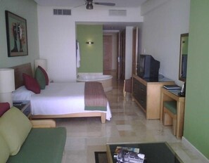 Bedroom of Master Suite - Grand Mayan Acapulco