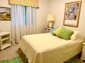 The yellow guest room (double bed)