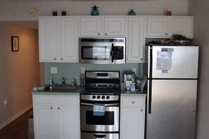 Kitchen with all major appliances