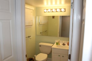 Full bath w/ shower