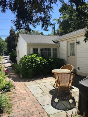 Outdoor seating-Grilling area