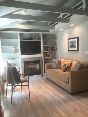Livingroom with TV, Stereo and reading books