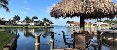 Nachmittags und Abends sitzen Sie am Wasser oder unter dem Tiki-Hut ...