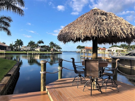 Nachmittags und Abends sitzen Sie am Wasser oder unter dem Tiki-Hut ...