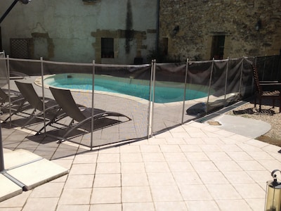Montaren Et Saint Mediers: MORADA los OLIVARES apartamento en Mas Xviii del siglo con entrada independiente, piscina calentada asegurada y EPA