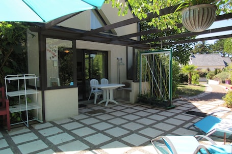 Pergola et entrée couverte de "La Suite d'AUTOMNE" pr la pause café extérieure