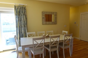 kitchen/dining room table