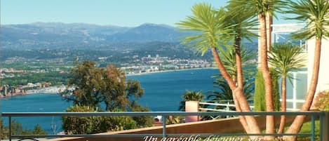 Appartement Lavande, Vue mer de la terrasse (le chêne a été coupé en 2015)