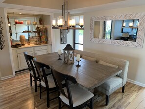 dining room with wet bar