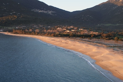 la plage de Baracci à environ 800m de la résidence.