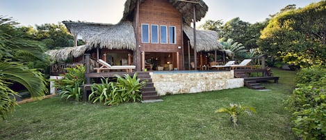 Brisa del Mar. Balineese style 2 bedroom ocean front villa with private pool