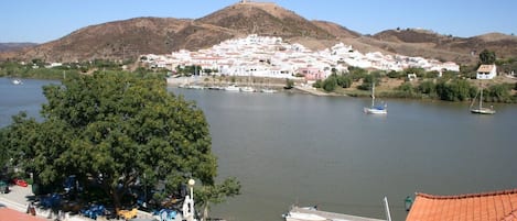 Na Vila de Alcoutim, rio Guadiana e vila espanhola