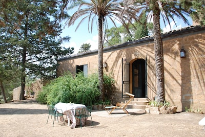 Casa del Luppolo, en el campo siciliano, cerca de los más interesantes. 