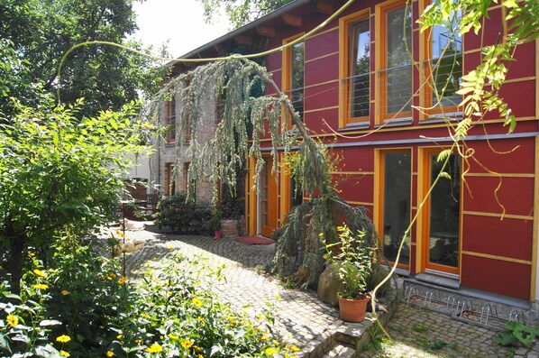 rote Remise Außenansicht mit Hofgarten