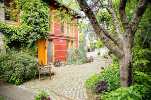 Ferienhaus und Apfelbaum ein Blütenmeer im Frühling