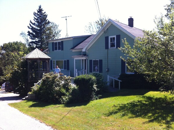 The Green House, 3 Bed, 2 bath, & huge deck