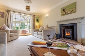 Saltmarshes: Spacious Sitting room and Conservatory