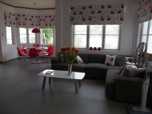 Spacious living room with ample space for 3 wheelchair.