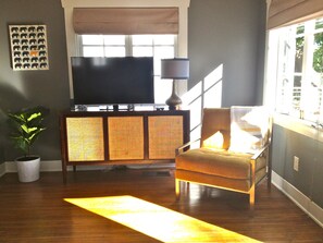 40' TV equipped with DirecTV satellite channels, HBOgo, Netflix and DVR.