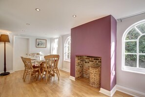 The Cabin, Wells: Dining room with seating for six