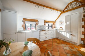 Oyster Barn, Titchwell: Well-equipped kitchen with Everhot oven