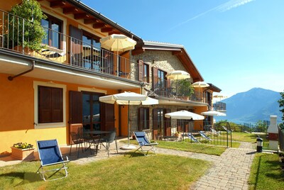 Residence Garden: Three-room apartment with balcony and lake view 