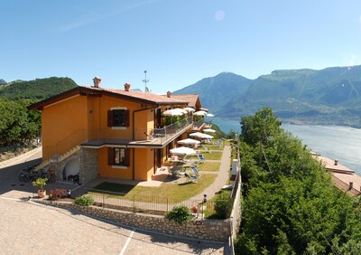 Residence Garden: Three-room apartment with balcony and lake view 