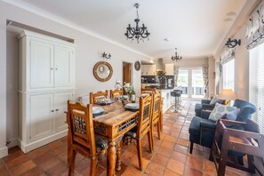 Springbank, Wells-next-the-Sea: Open plan dining area with well-equipped kitchen beyond