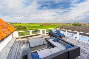 Springbank, Wells-next-the-Sea: Balcony overlooking the marshes