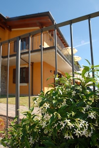 Residence Garden: Two-room apartment with balcony and lake view