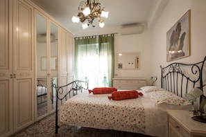 Erste Schlafzimmer