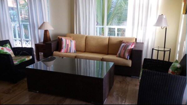 Ample lighting in Living Room with central air and seats 5
