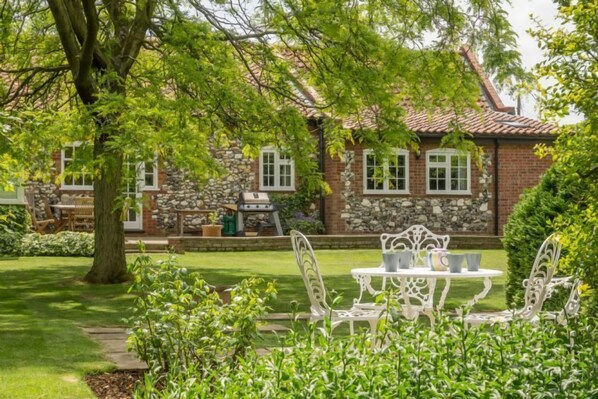 Westgate Cottage, Thornham: A wonderful holiday home with a fabulous garden in a great position