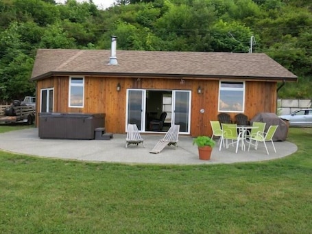 Cottage, view from the beach front showing ample parking by the front door