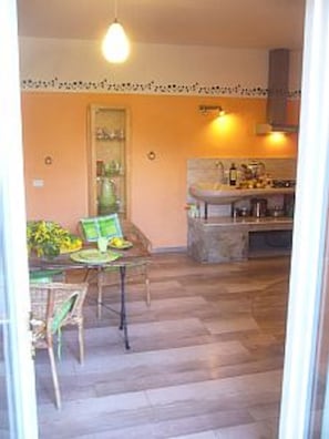 Villa La Rogaia apartment I Cuccioli - dining area seen from entrance