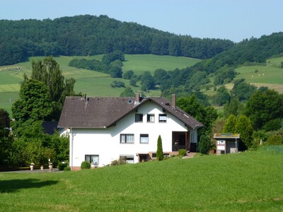 Unser Ferienhaus mit den Fewo´s 'Baumkrone', 'Kellerwald' und 'Wiesengrund'