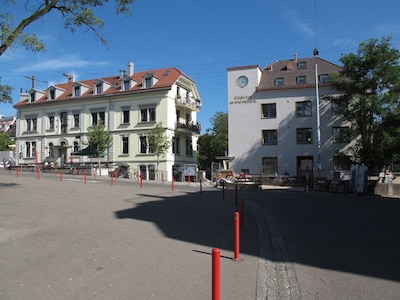 Zürich Wipkingen Röschibachplatz: die Aparments sind in den beiden Gebäuden
