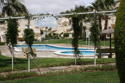 Apartamento familiar en una urbanización cerrada con piscina.