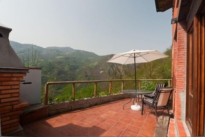 Jacuzzi en dormitorio con vistas a las montañas, barbacoa y chimenea