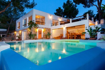 Gran casa con piscina privada, ideal para disfrutar familia y grupos de amigos.