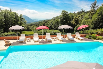 Casa tranquila con gran piscina climatizada e impresionantes vistas de los Pirineos.